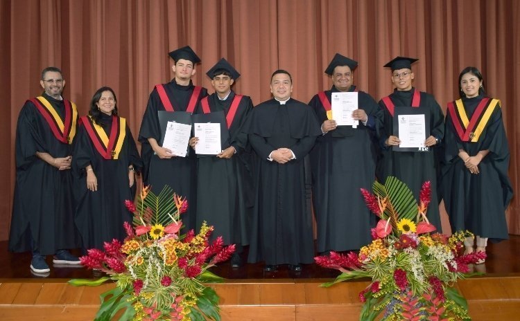 Primeros técnicos graduados posando con el rector para una fotografía