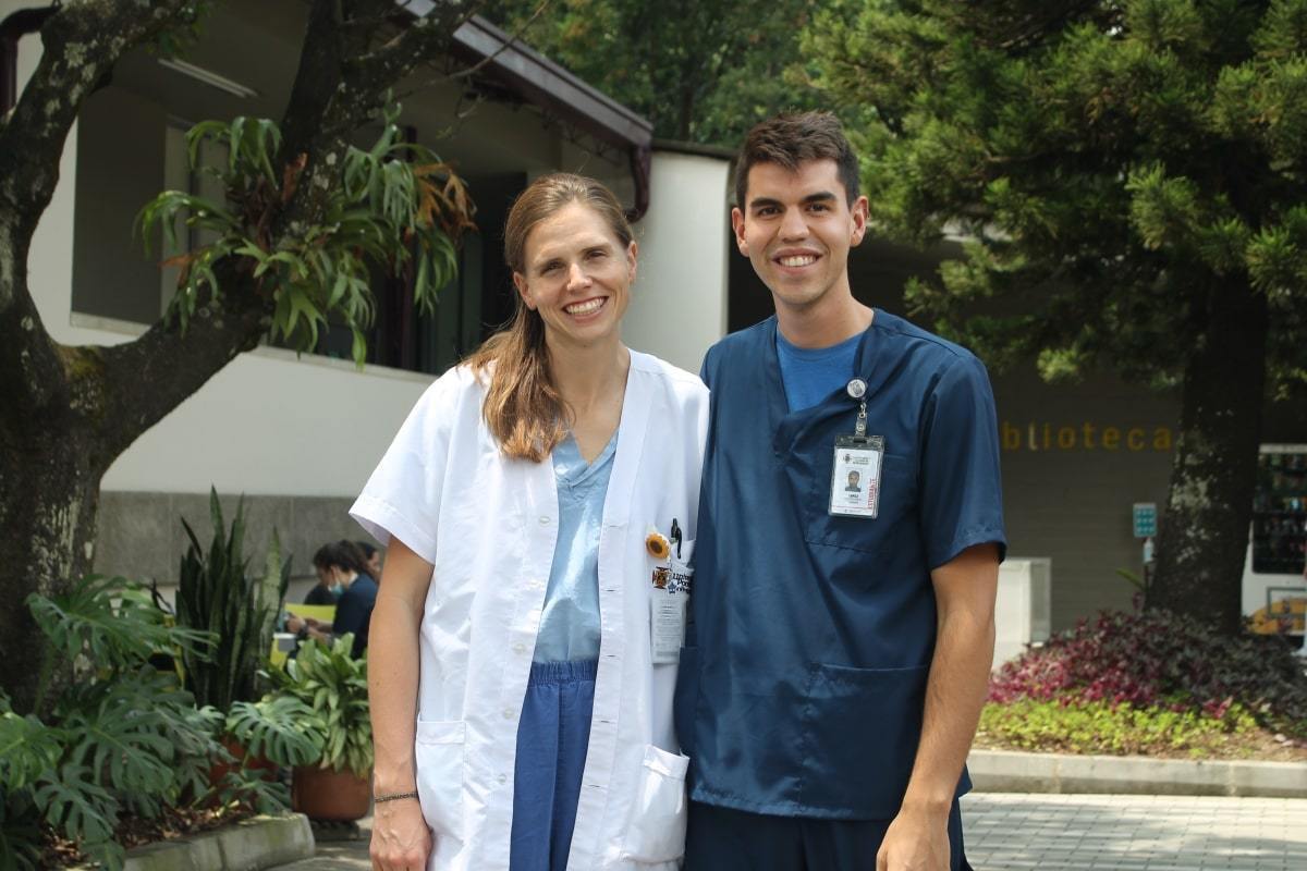 Sarah Freeman y Camilo Toro en el campus UPB Robledo.