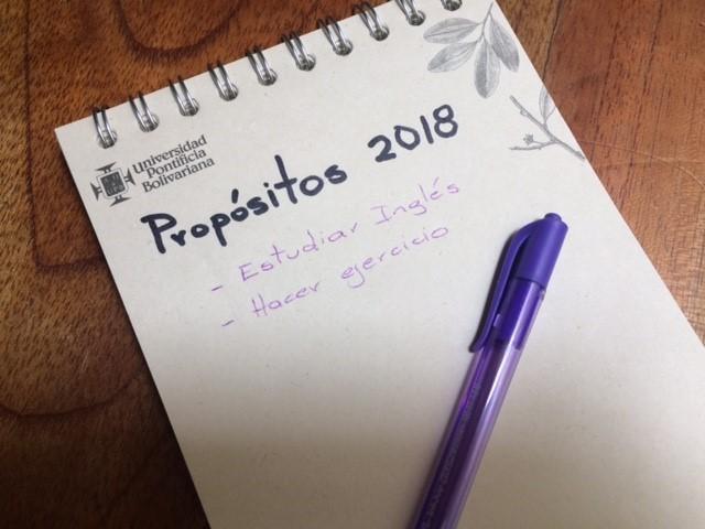 Libreta con lista de propósitos de año nuevo