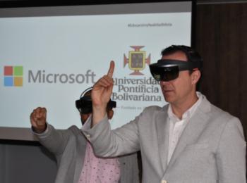 Marco Casarín prueba los lentes de realidad mixta.