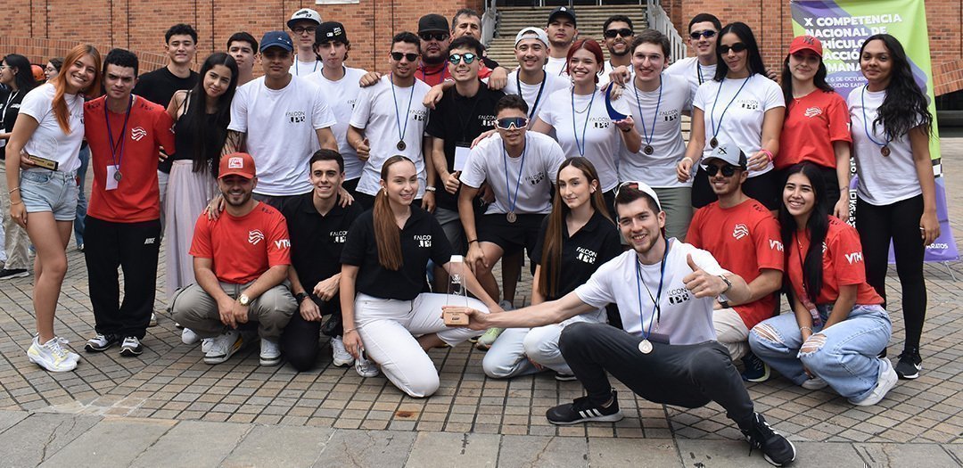 Equipo Falcon recibiendo primer lugar vuelta rápida y tercer lugar competencia general