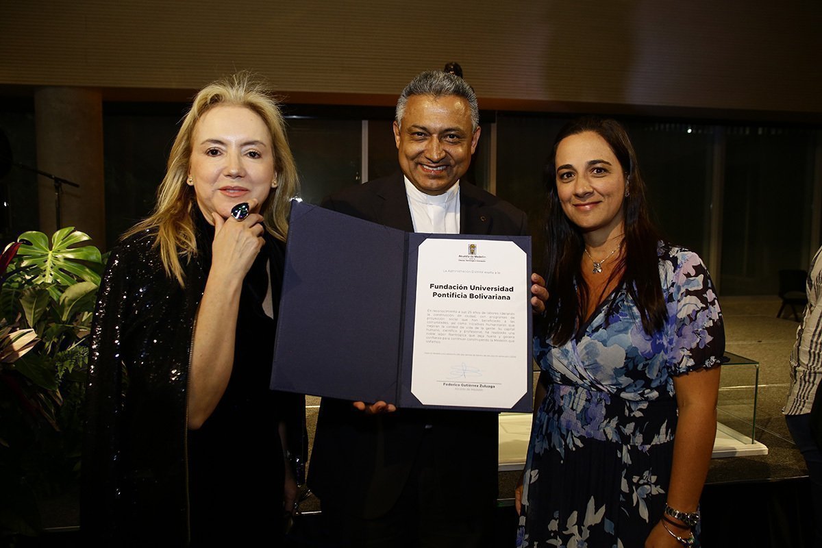 Reconocimiento de la Alcaldía de Medellín entregado por Carolina Londoño Peláez, directora de Ruta N