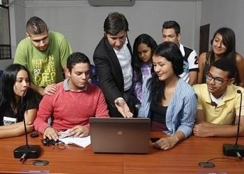 Estudiantes con profesor en un sala de audiencia 