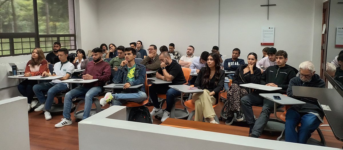 Estudiantes y profesores de la UPB escuchan al presidente ucraniano, Volodimir Zelenski, en la Sala de Audiencias del Bloque 12.