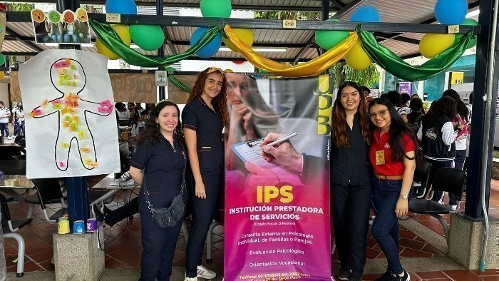 Estudiantes de psicología UPB en actividades y reunidos para una fotografía