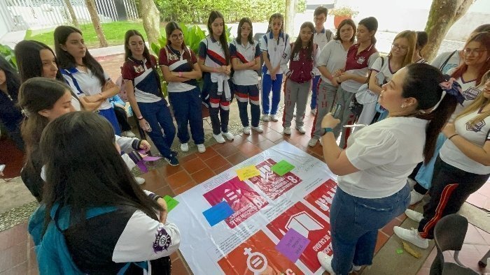 Estudiantes, administrativos y psicólogos UPB reunidos en una actividad