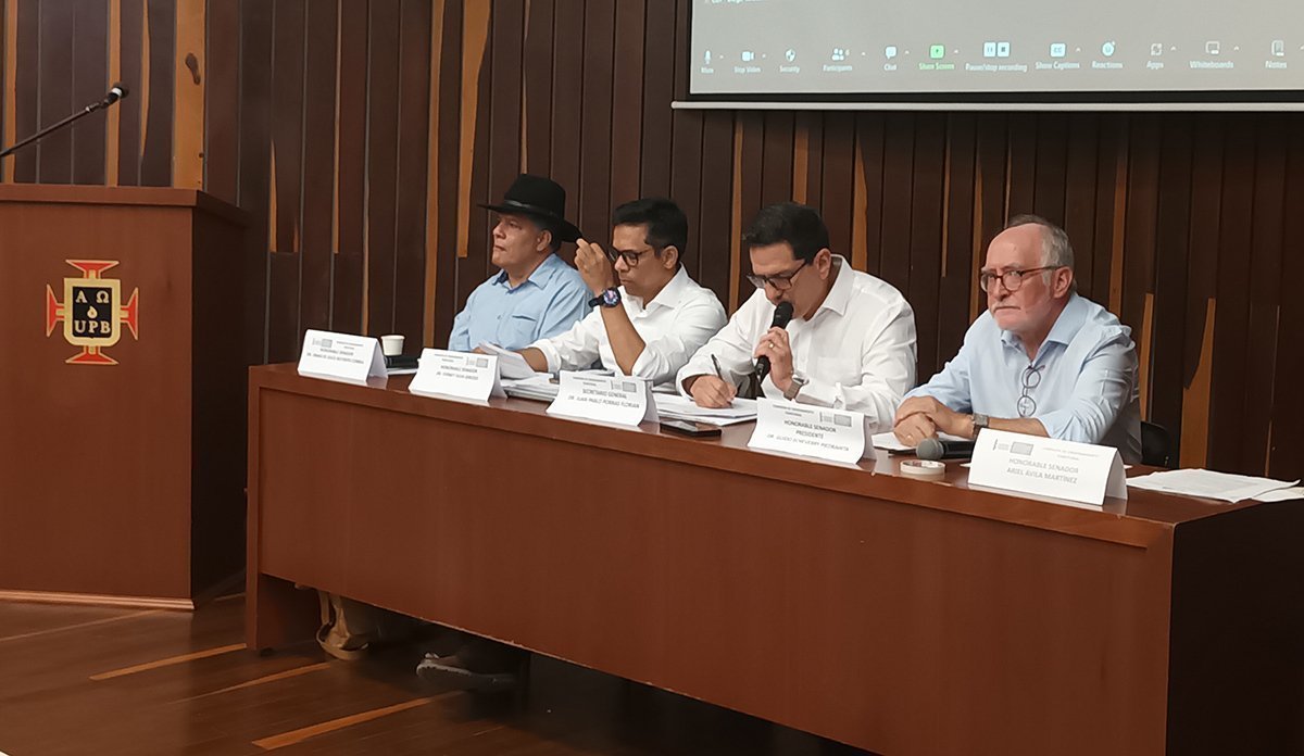 Los senadores Ómar de Jesús Restrepo, Ferney Silva y Guido Echeverri junto al secretario general de la Comisión de Ordenamiento Territorial, Juan Pablo Porras.