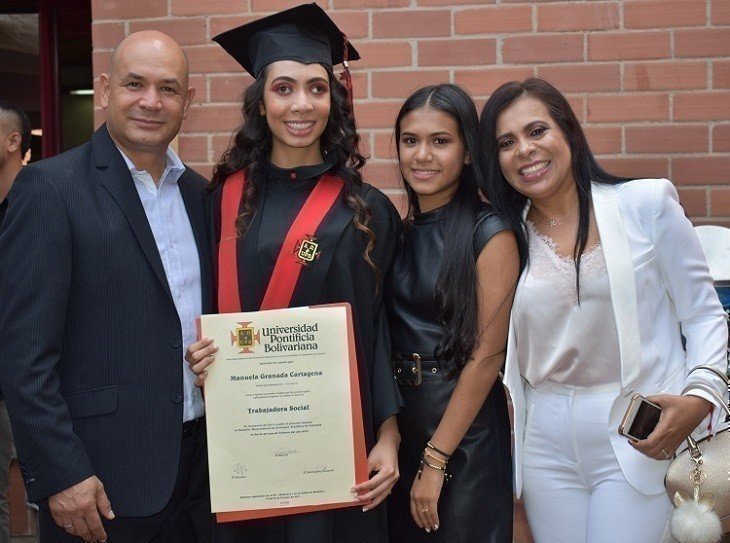 Manuela con su familia