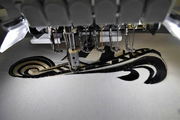 Máquina textil haciendo un sombrero vueltiao