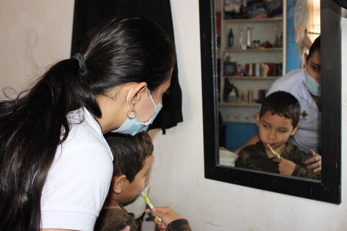 Imagen estudiante con niño