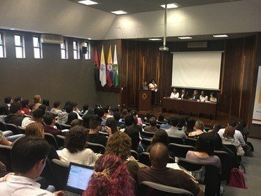 Personas en auditorio