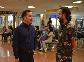 El Pbro. Edward Andrés Posada, doctor en filosofía, y Juan José Giraldo Calle, estudiante de último semestre del programa Estudios literarios de la UPB. 