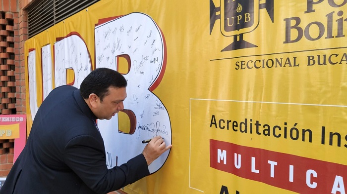 Foto Tipo 3  Interna Rector Reelegido UPBBGA