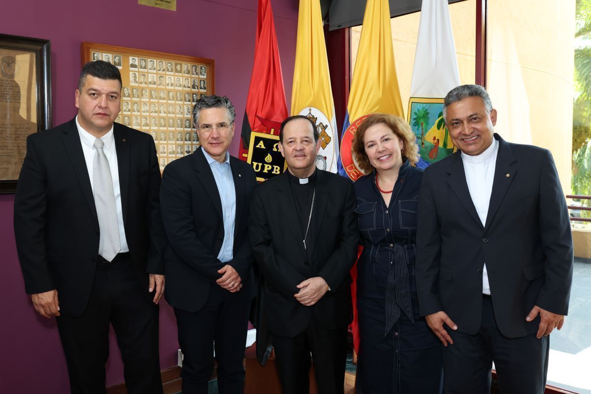Izq. a derecha: Luis Fernando Giraldo Chavarriaga, secretario general; Santiago Acosta Maya, vicerrector general; Monseñor Ricardo Tobón Restrepo, arzobispo de Medellín; Paula Andrea Arango Gutiérrez, vicerrectora y padre Diego Marulanda, rector general.