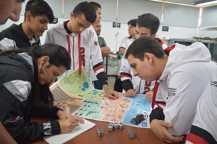 estudiantes armando robots