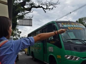 Usuaria tomando el bus en la 70