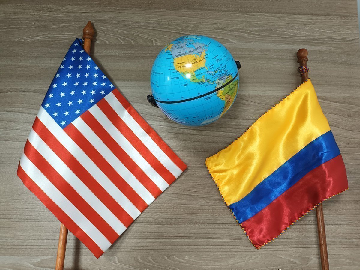 Bandera de Estados Unidos frente a la bandera de Colombia.