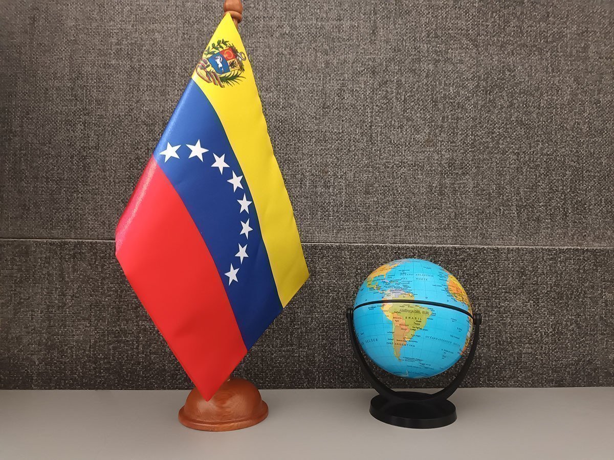 Bandera de Venezuela y globo terráqueo