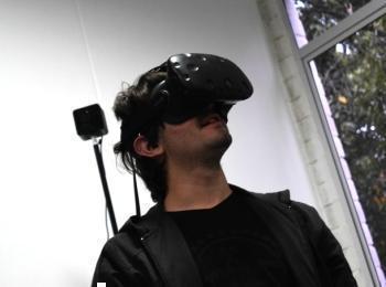 Uno de los participantes usando las gafas de realidad virtual