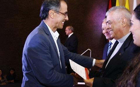 Rector entrega reconocimiento a autor bolivariano 2016