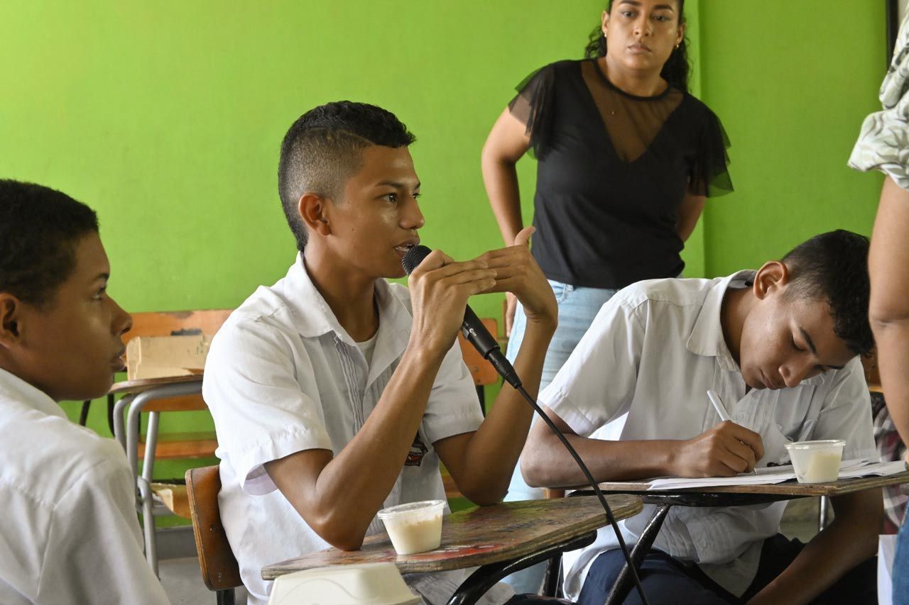 Grupos focales a estudiantes de Instituciones Educativas (IE) para conocer las opiniones y conceptos sobre la salud mental. 