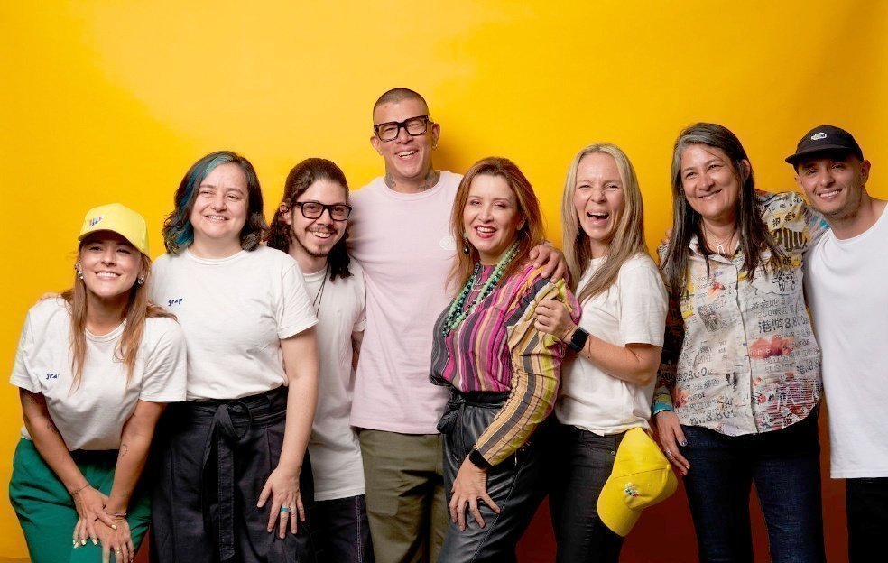 Grupo de personas sonriendo