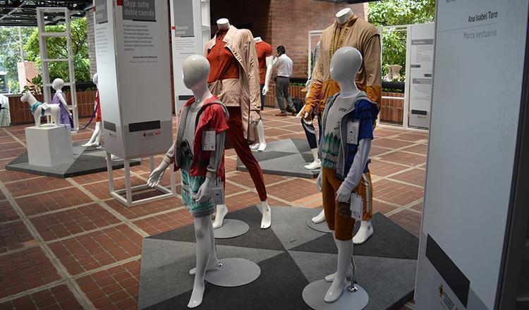 maniquíes exhibidos en Colombiamoda con prendas diseñadas por los estudiantes. hay prendas de niños y adultos.