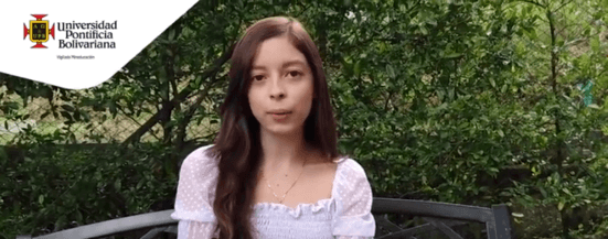 Estudiante hablando del programa de Gestión del emprendimiento y la innovación